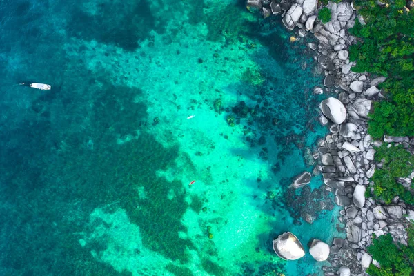 Aerial drone shot de hermosa playa de roca con s turquesa claro —  Fotos de Stock