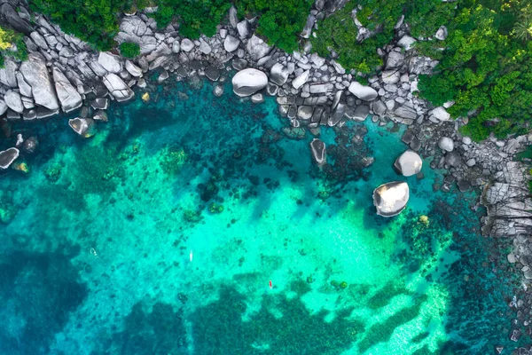 Aerial drone shot de hermosa playa de roca con s turquesa claro —  Fotos de Stock