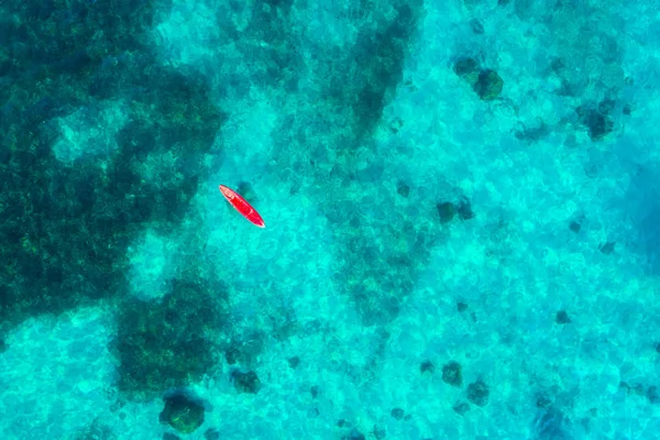Agua de mar turquesa transparente con barco Kayak —  Fotos de Stock