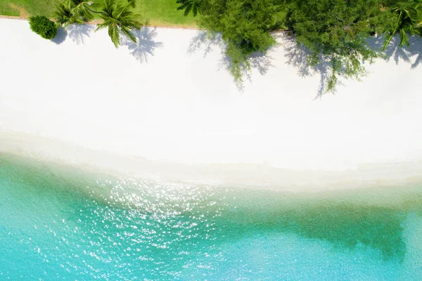 Aereo drone colpo di spiaggia di sabbia bianca con acqua di mare turchese — Foto Stock