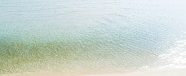 Acqua di mare limpida in spiaggia in estate — Foto Stock