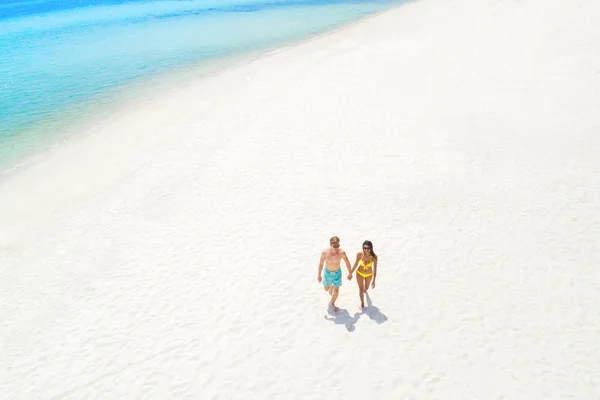 夏に白い砂浜を歩くカップル バードアイビュー 世界遺産ランキング — ストック写真