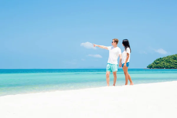 Interracial Paar Schönen Strand Sommer Urlaub Und Touristische Konzepte — Stockfoto