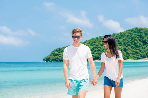 Pareja Interracial Caminando Playa Hermosa Verano Vacaciones Conceptos Turísticos —  Fotos de Stock