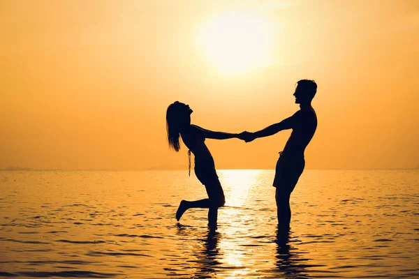 Silhouette Happy Lovely Couple Holding Hands Beach Sunset — Foto de Stock