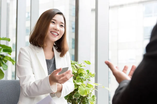 Uśmiechnięta kobieta azjatycki biznes rozmowa z klientem w ofiice ko — Zdjęcie stockowe