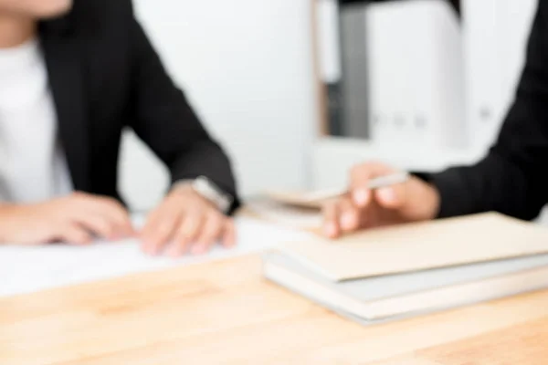 Mãos desfocadas de empresários na mesa de conferência — Fotografia de Stock