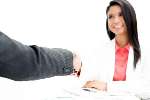 Рука бізнесмена робить рукостискання з бізнес-леді — стокове фото