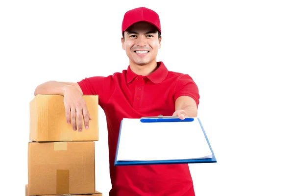 Smiling delivery man dando portapapeles para la firma — Foto de Stock