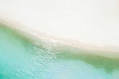 Hava uçak atış ile kristal berraklığında turquoi beyaz kum plaj