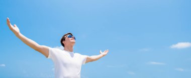 Genç adam kollarını, yetiştirme havada ararken avuç içi, açma