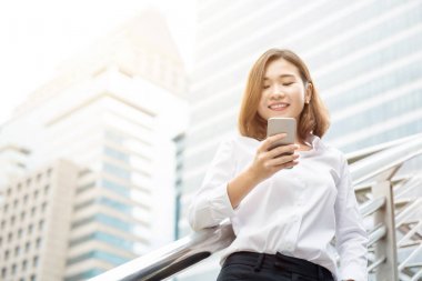 Şehirde Smartphone kullanarak Asya iş kadını
