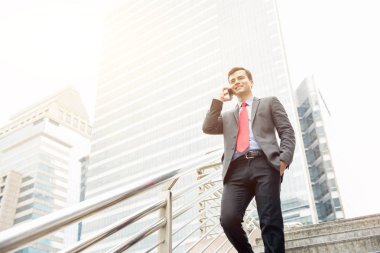 İşadamı geçit bridg giderken smartphone üzerinde arama