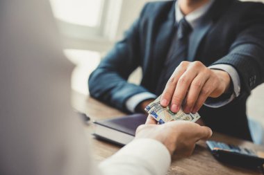 İşadamı vererek para, bize dolar, offi onun ortağı