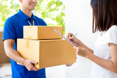 Belge, imzalama kadın parsel kutusu teslim adamdan alma 