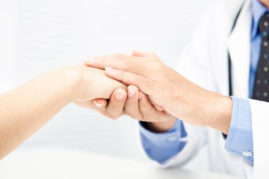 Hasta bakımı, eliyle tutan doktor rahatlık vermek