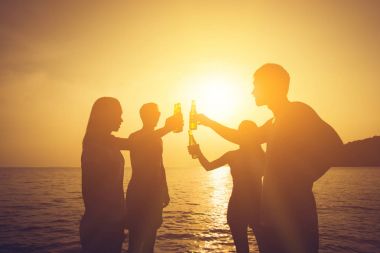 Parti, claging bira şişeleri b insan silüeti