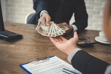 Para, Japonca yen banknotlar, ortağı için veren işadamı