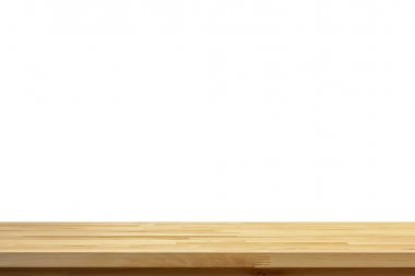 Beyaz arkaplanda tahta masa üstü