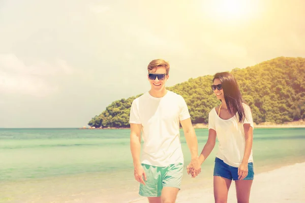 Pareja Interracial Caminando Playa Hermosa Verano Vacaciones Conceptos Turísticos Tono —  Fotos de Stock