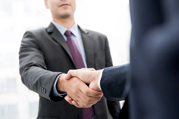 Empresarios haciendo apretón de manos - saludo, negociación, fusión y acq — Foto de Stock