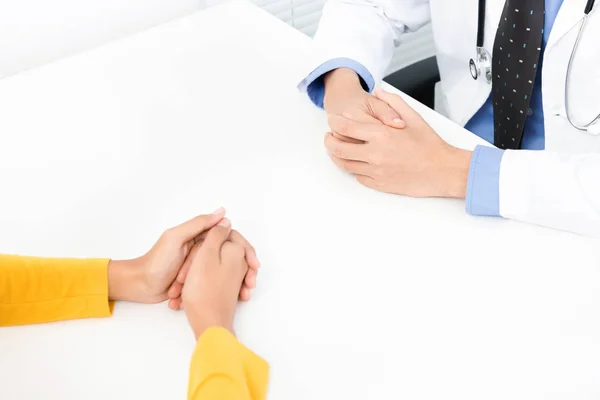 Female patient consulting with doctor at the table in the office — Stock Photo, Image