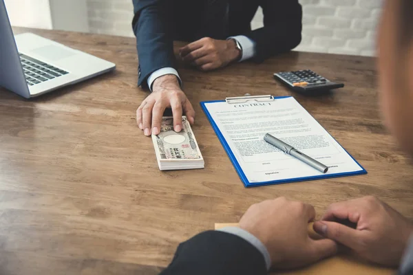 Zakenman, het geven van geld, Japanse yen bankbiljetten, terwijl het maken van c — Stockfoto