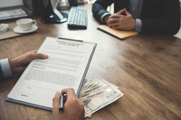 Empresario firmando contrato con dinero, billetes en yenes japoneses , — Foto de Stock