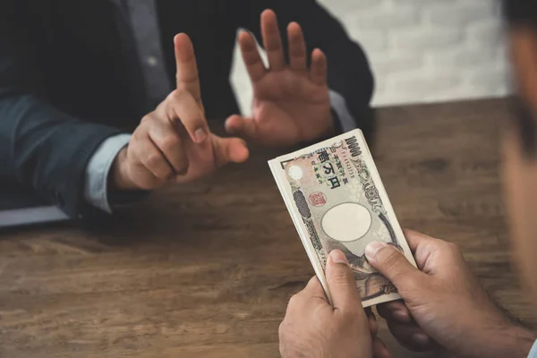 Zakenman afwijzing van geld, Japanse yen bankbiljetten - anti-omkoping — Stockfoto