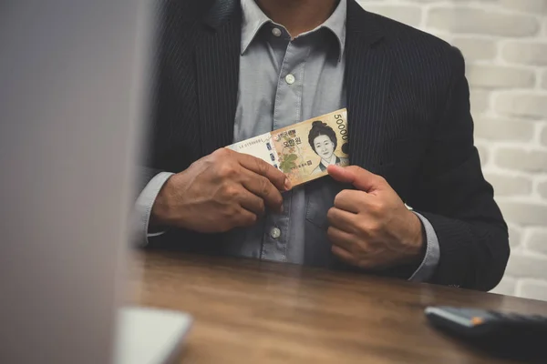 Empresário colocando dinheiro, coreano ganhou notas, em seu terno — Fotografia de Stock