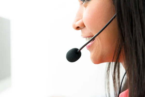 Mujer con auriculares de micrófono - centro de llamadas y servicio al cliente — Foto de Stock