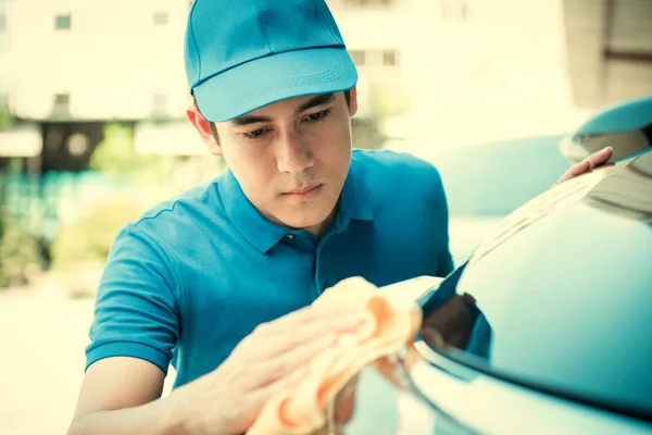 Auto služby pracovník čištění auto — Stock fotografie