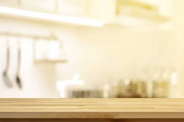 Tampo da mesa de madeira (como ilha de cozinha) na cozinha borrão interior de volta — Fotografia de Stock