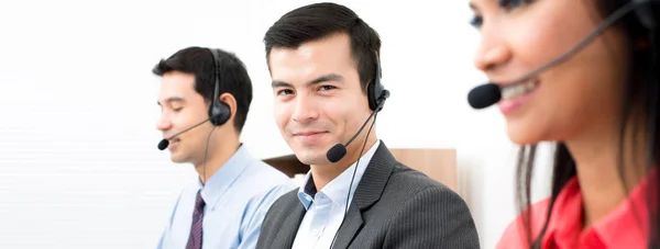 Equipo de call center (telemarketing o atención al cliente), panorámica — Foto de Stock