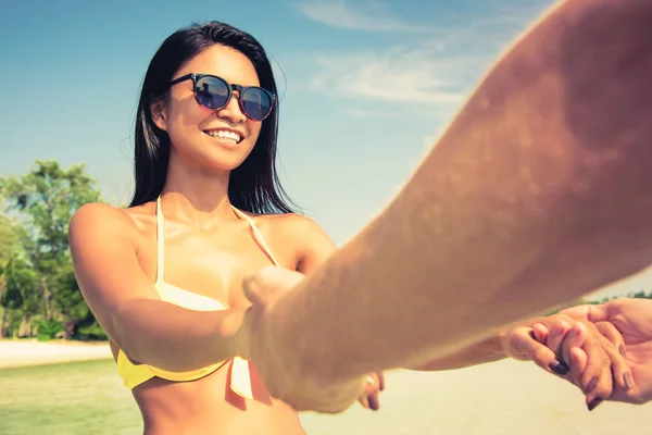 幸せな女性で水着引っ張っ手の彼女のボーイフレンド ビーチで夏休みの時間を楽しんで ヴィンテージトーン — ストック写真