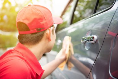 Araba temizlik kırmızı Üniformalı erkeklere