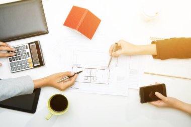 Kalem tutan ve planı işaret eden insanlar eller iş 