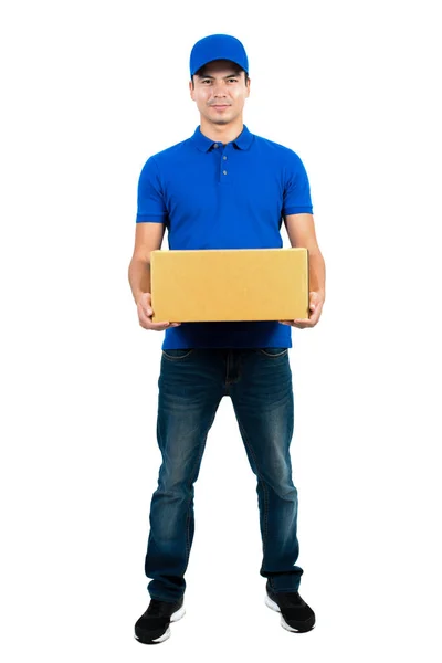 Bonito entregador segurando caixa de parcela — Fotografia de Stock