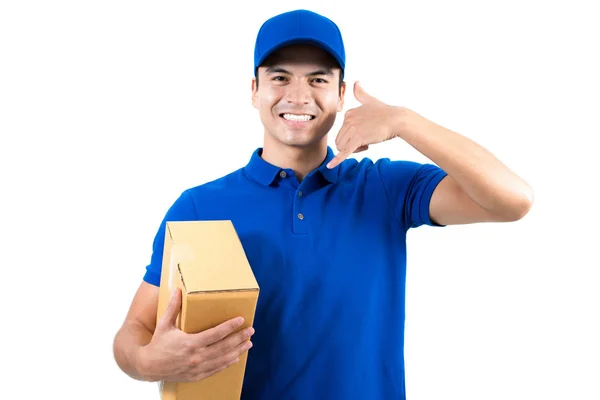 Sorrindo bonito entregador segurando caixa e fazendo me chamar ges — Fotografia de Stock