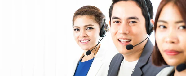 Asiático call center (telemarketer) equipo — Foto de Stock