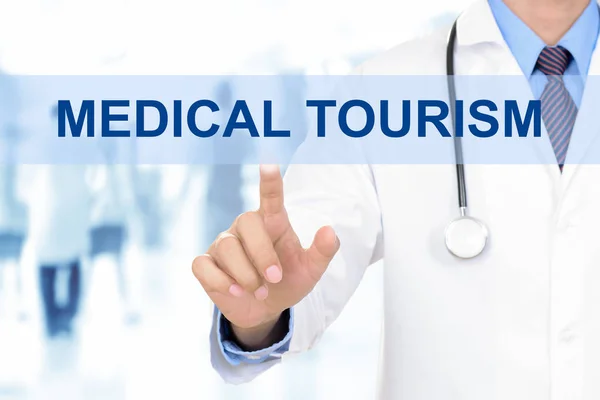 Medico mano toccando segno TURISMO MEDICO sullo schermo virtuale — Foto Stock