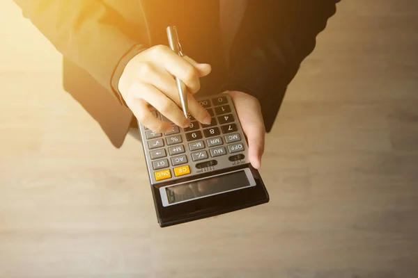 Zakenvrouw hand dringende rekenmachine, bovenaanzicht — Stockfoto