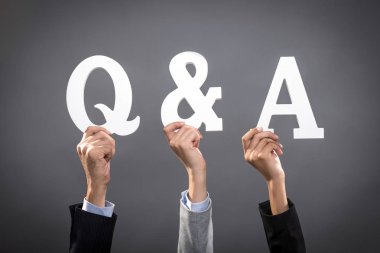 Ellerini Q & A sı gösterilen harfleri ile yükselterek iş adamları