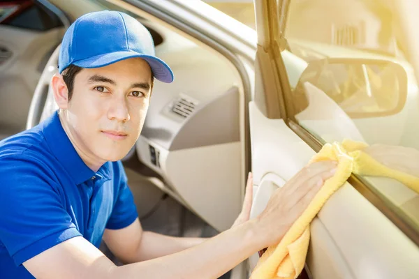 Auto serviço pessoal de limpeza da porta do carro — Fotografia de Stock