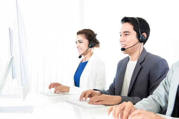 Call center personal arbetar på kontoret — Stockfoto