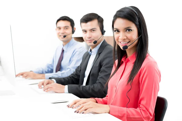 Equipes de call center (ou telemarketer) no escritório — Fotografia de Stock