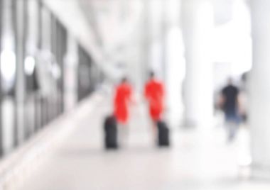 Bulanık insanlar ve uçuş görevlileri Havaalanı hall adlı yürüyüş