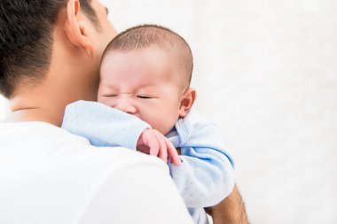 Onun şirin bebek tutan yeni baba