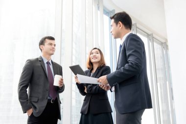 Toplantı ve koridor bina ofiste konuşmak iş adamları