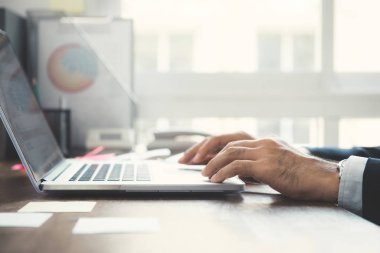 Çalışma Masası dizüstü bilgisayar kullanan iş adamı elinde